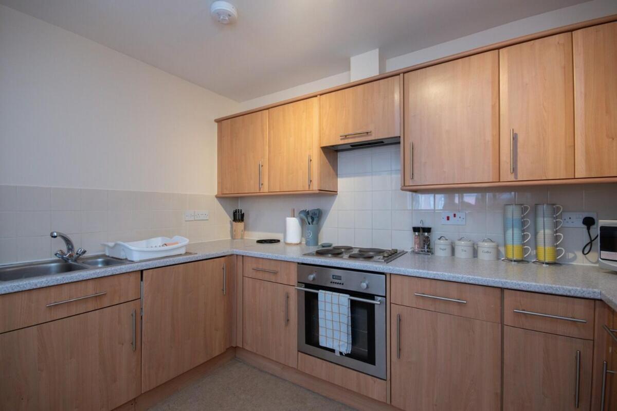1 Bedroom In Town Centre - 5 Mins Walk From The Beach- Sleeps Up To 4 Bournemouth