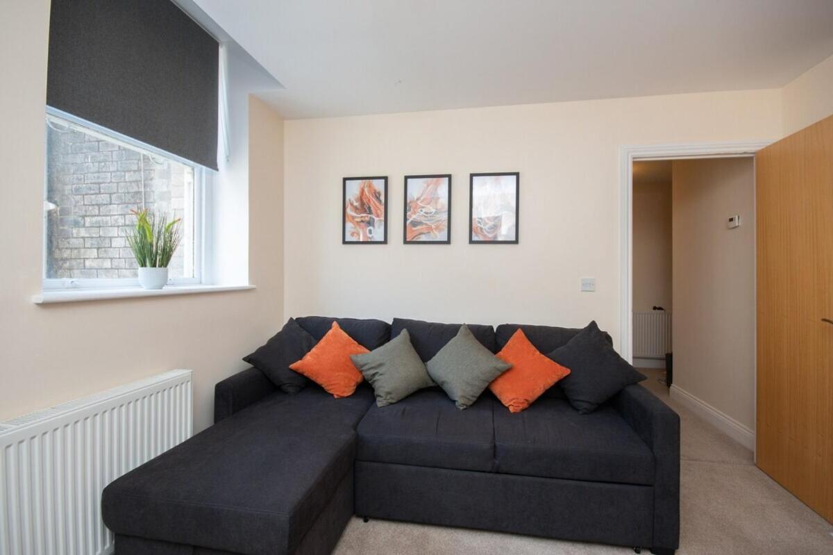 Apartment 1 Bedroom In Town Centre - 5 Mins Walk From The Beach- Sleeps Up To 4
