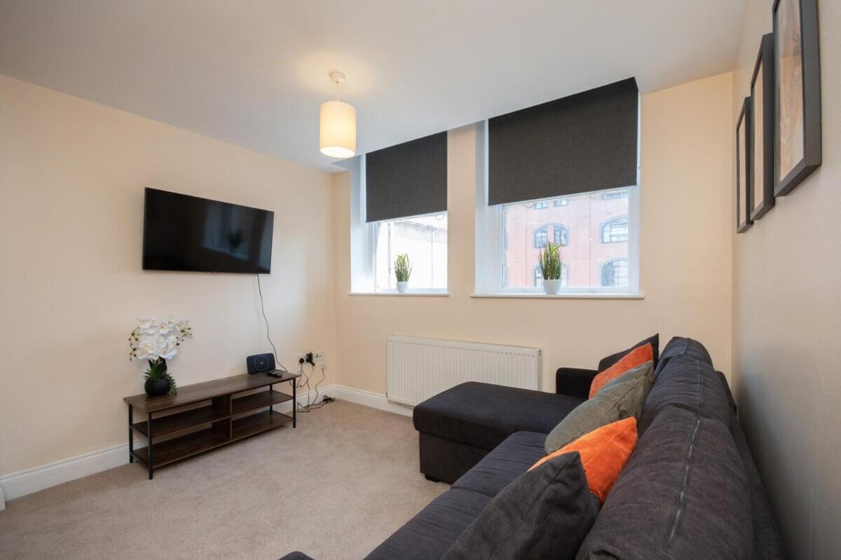 1 Bedroom In Town Centre - 5 Mins Walk From The Beach- Sleeps Up To 4 *