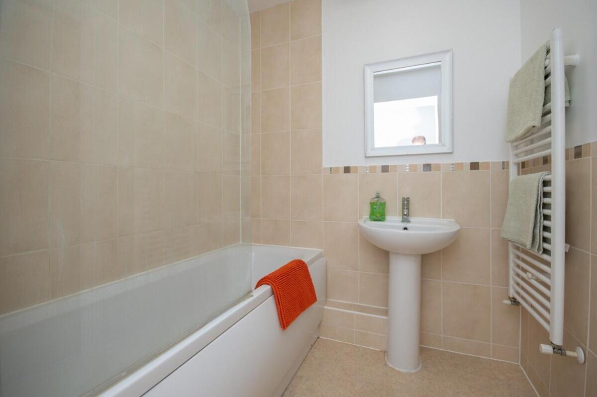 1 Bedroom In Town Centre - 5 Mins Walk From The Beach- Sleeps Up To 4
