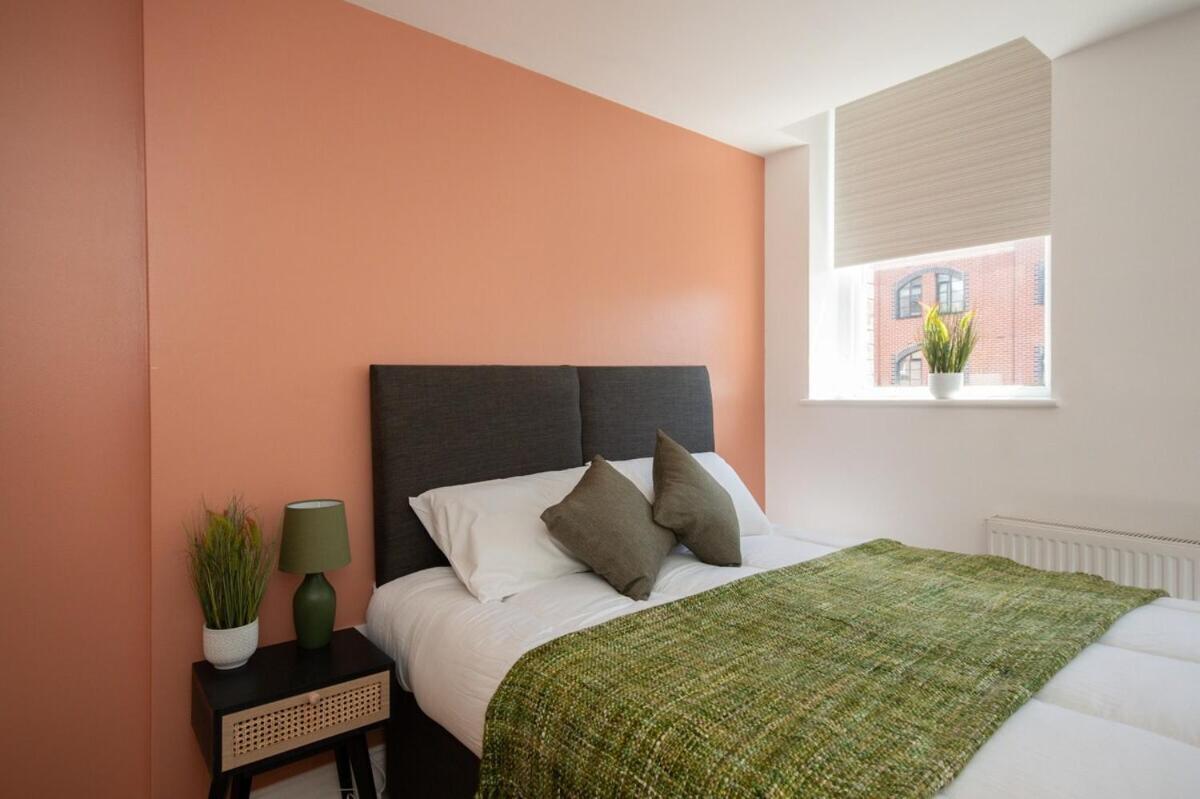 1 Bedroom In Town Centre - 5 Mins Walk From The Beach- Sleeps Up To 4 Bournemouth