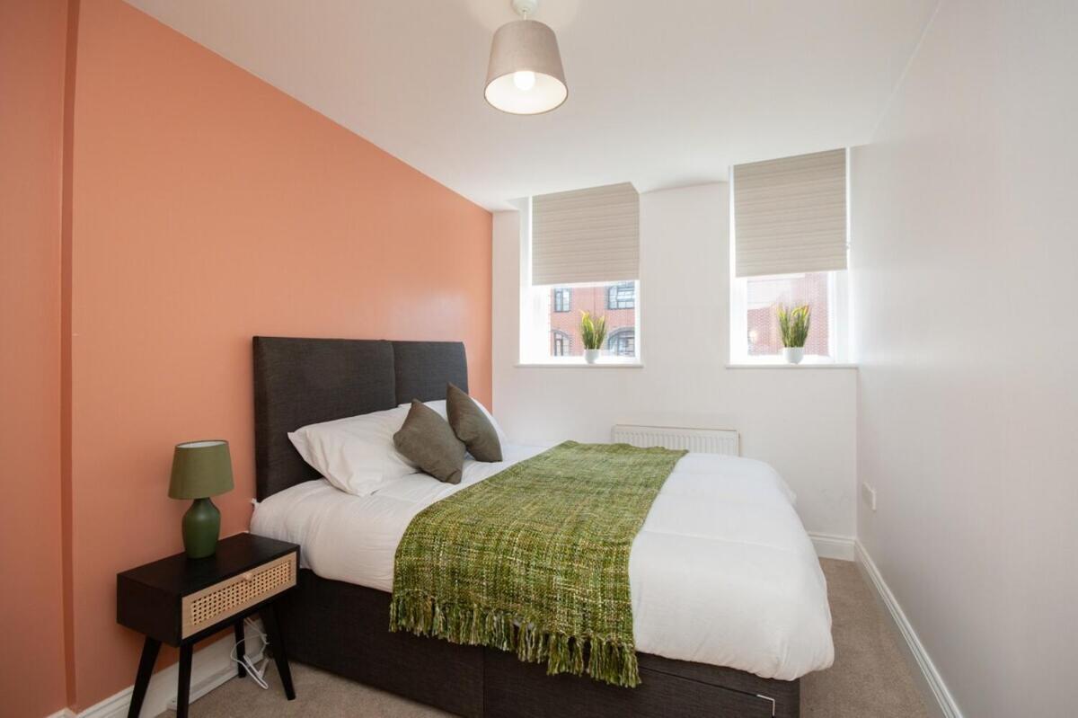 1 Bedroom In Town Centre - 5 Mins Walk From The Beach- Sleeps Up To 4 Apartment