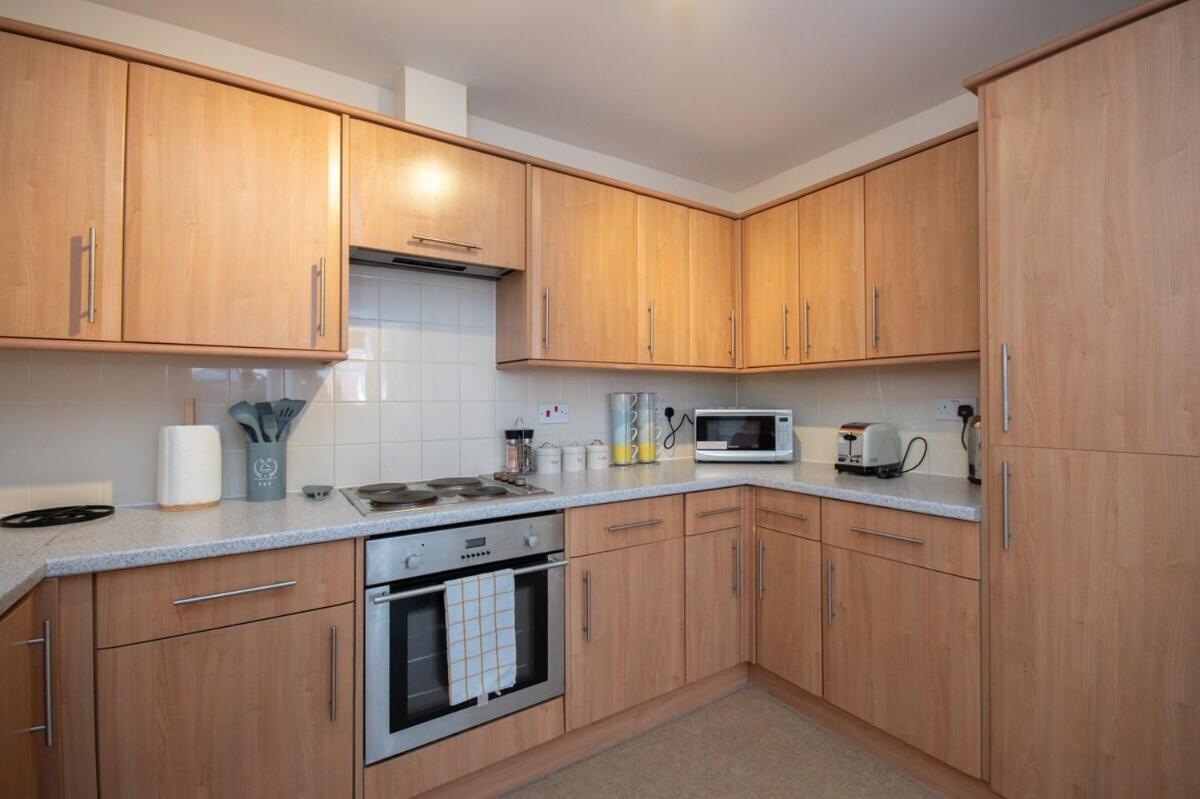 1 Bedroom In Town Centre - 5 Mins Walk From The Beach- Sleeps Up To 4 *