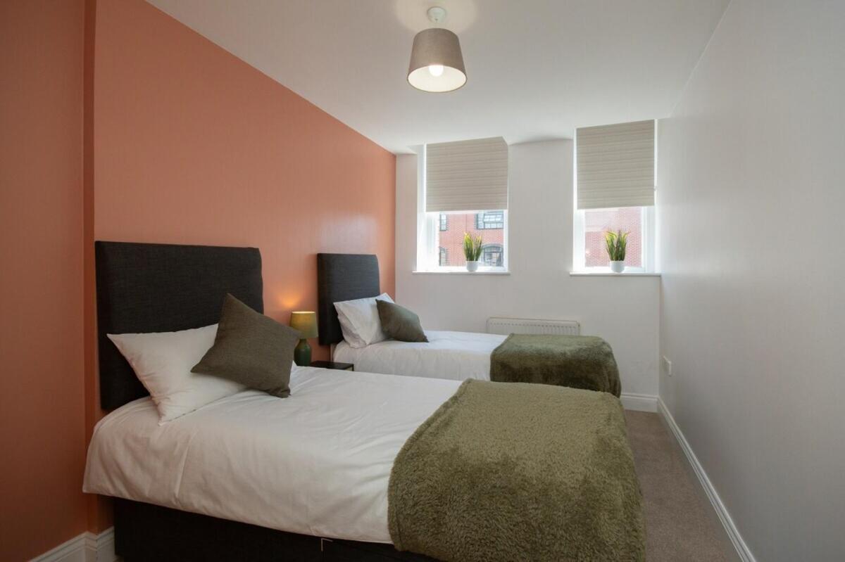 1 Bedroom In Town Centre - 5 Mins Walk From The Beach- Sleeps Up To 4 *