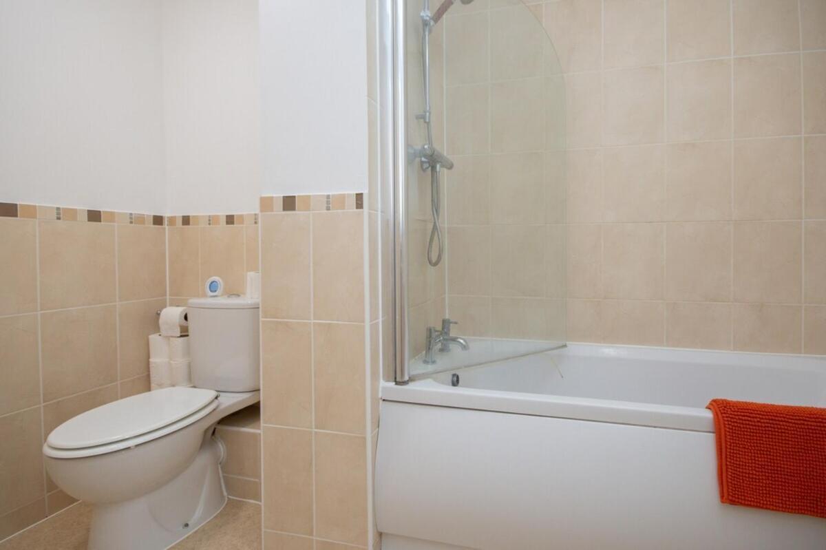 1 Bedroom In Town Centre - 5 Mins Walk From The Beach- Sleeps Up To 4 Bournemouth