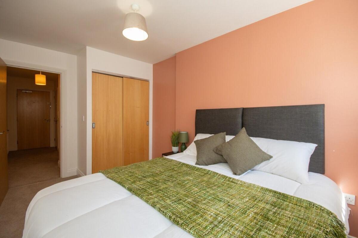 1 Bedroom In Town Centre - 5 Mins Walk From The Beach- Sleeps Up To 4 Apartment *