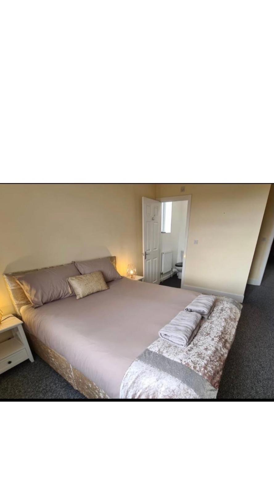 Escape 4 Bedroom House, Sleeps 11, 2 Free Parking, Garden, Wifi, Smart Tv, Newly Decorated Holiday home *