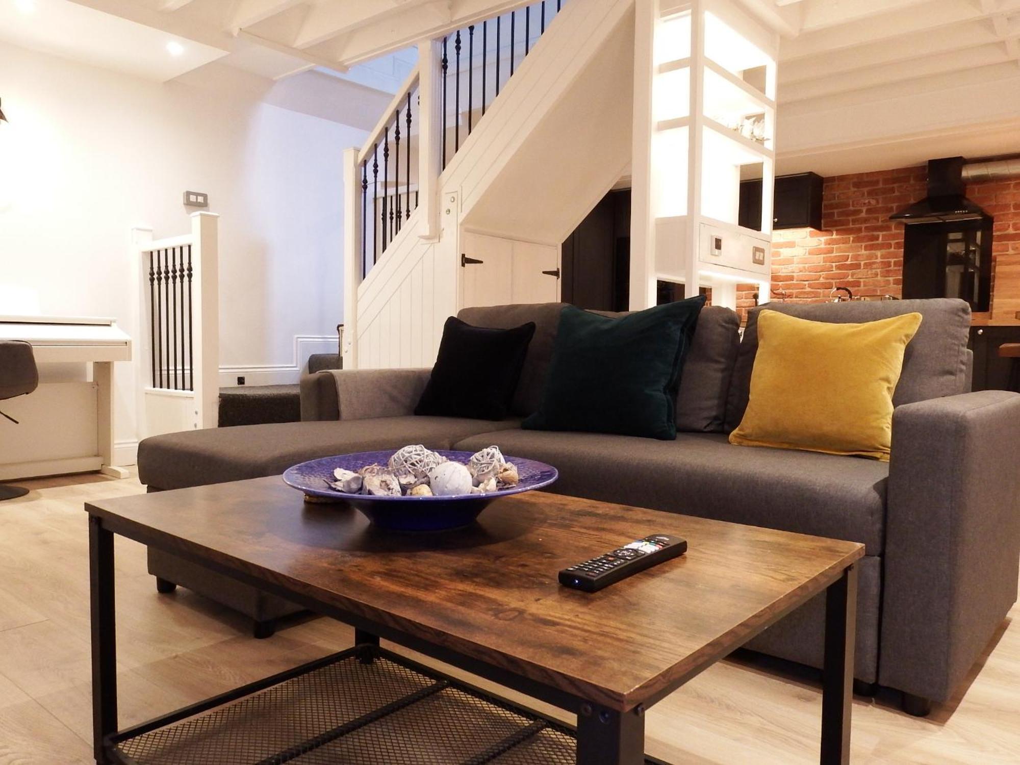 Newly Renovated Stunning Warehouse Apartment *