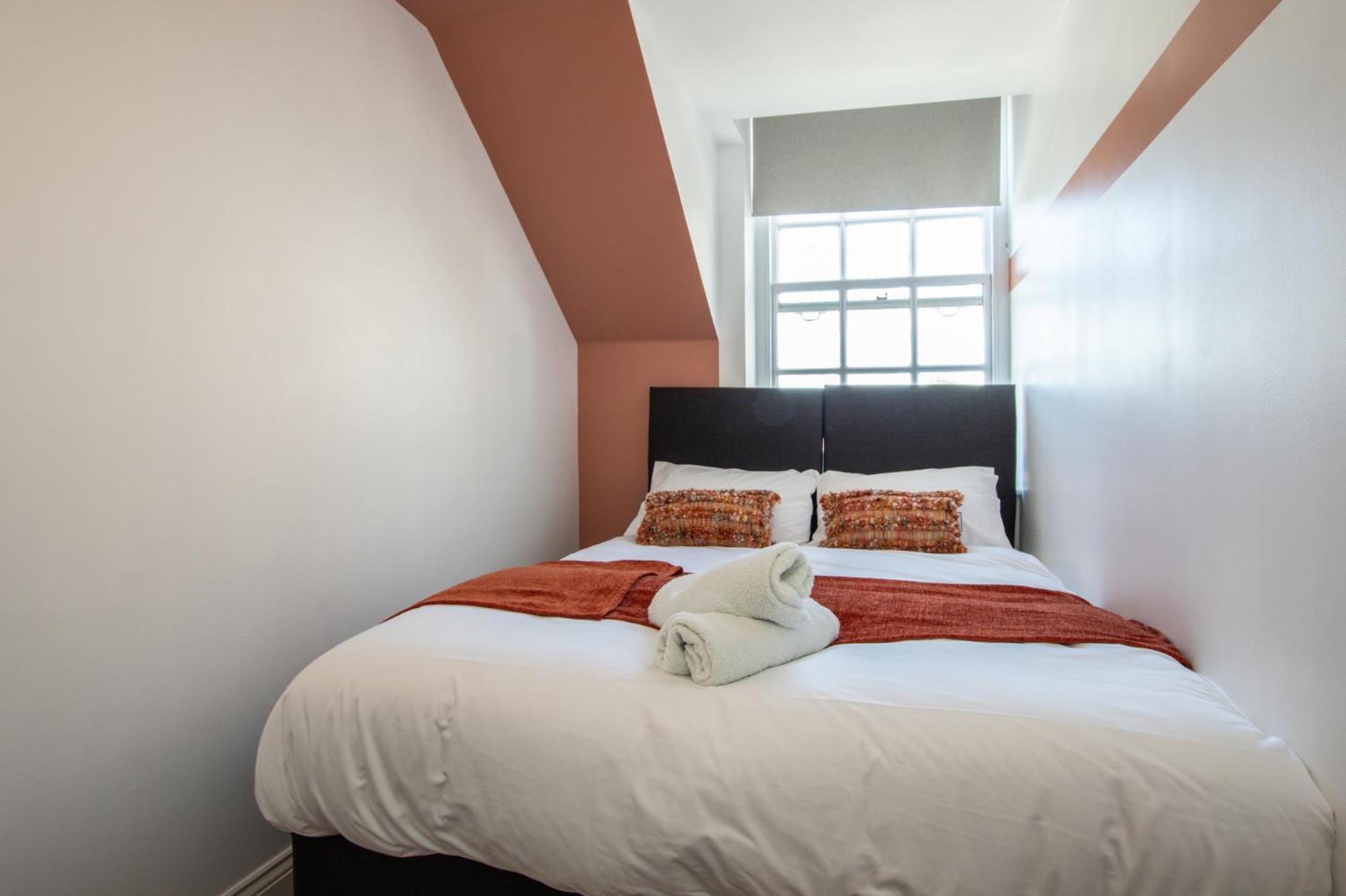 Town Centre 2 Bedroom Apartment, 5 Minutes Walk To The Beach, Sleeps Up To 6 Apartment *