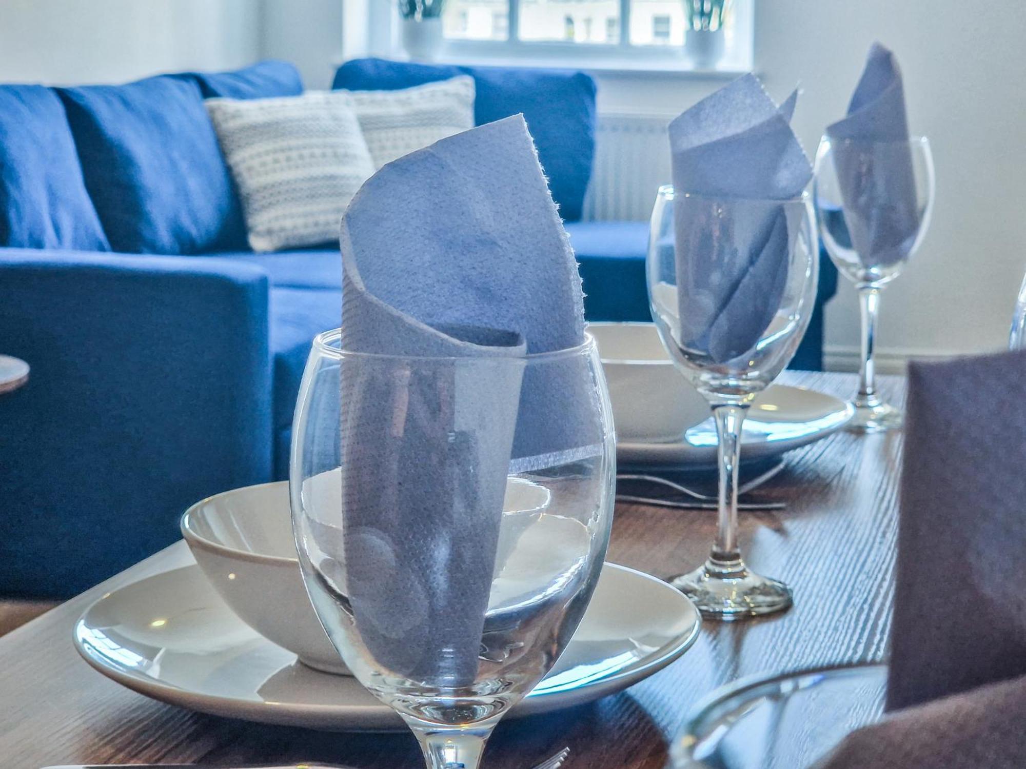 Apartment Town Centre 2 Bedroom Apartment, 5 Minutes Walk To The Beach, Sleeps Up To 6