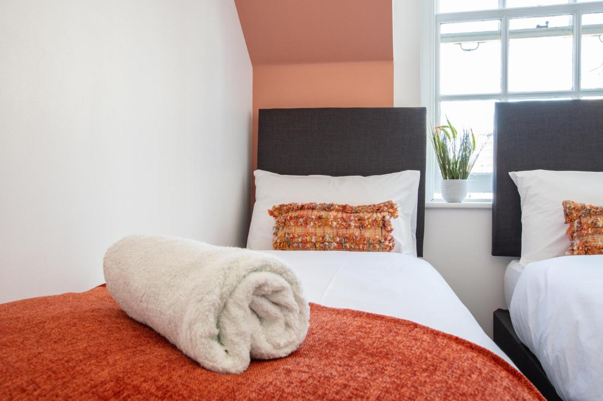 Town Centre 2 Bedroom Apartment, 5 Minutes Walk To The Beach, Sleeps Up To 6 Apartment *