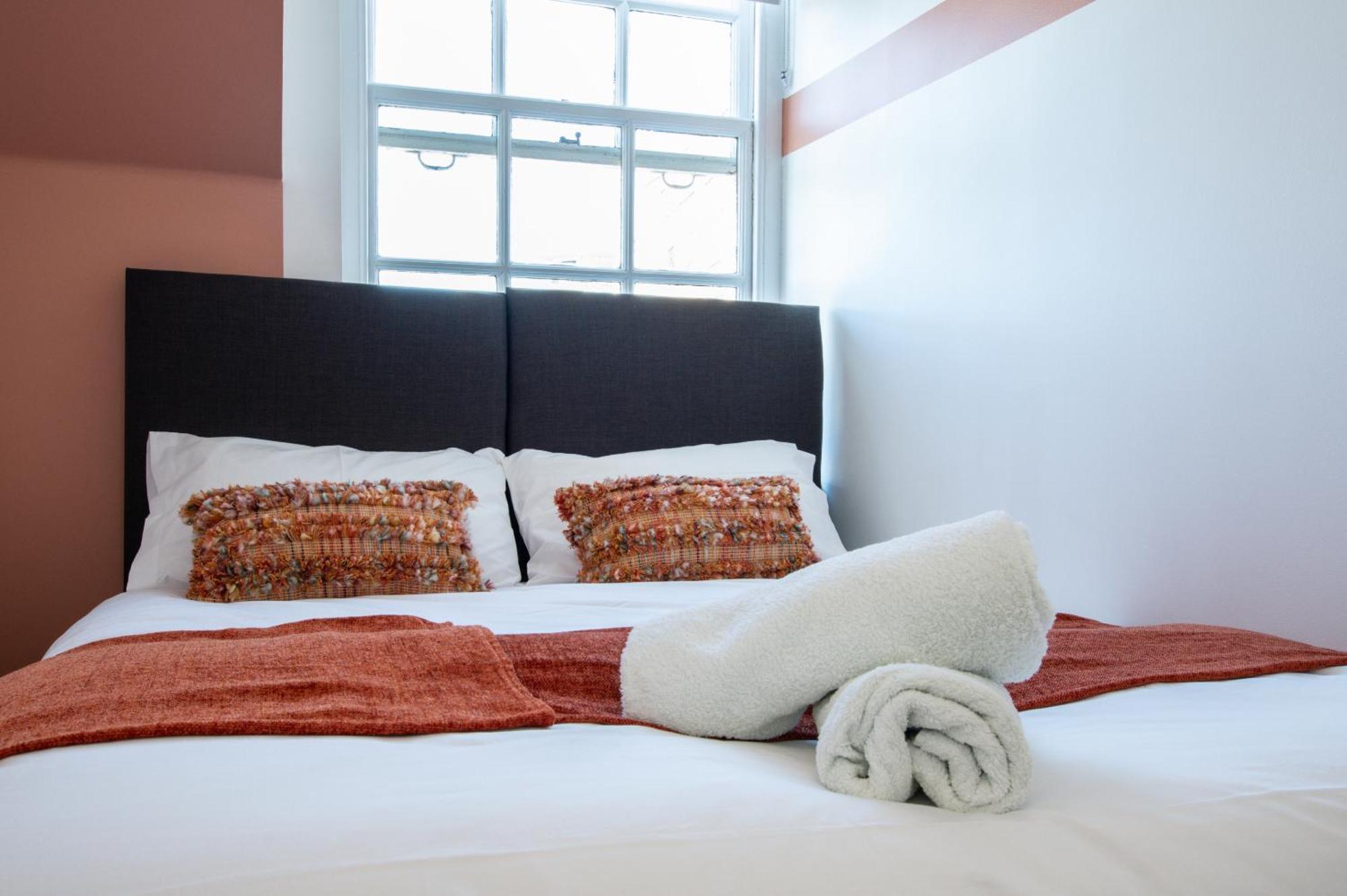 Apartment Town Centre 2 Bedroom Apartment, 5 Minutes Walk To The Beach, Sleeps Up To 6 Bournemouth