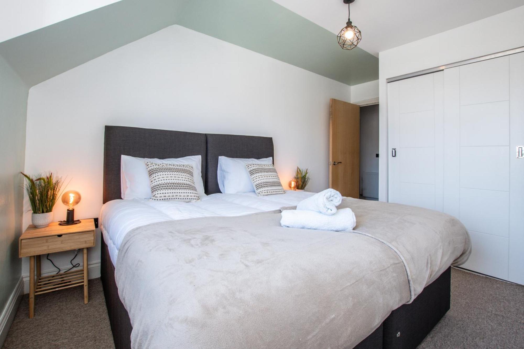Town Centre 2 Bedroom Apartment, 5 Minutes Walk To The Beach, Sleeps Up To 6