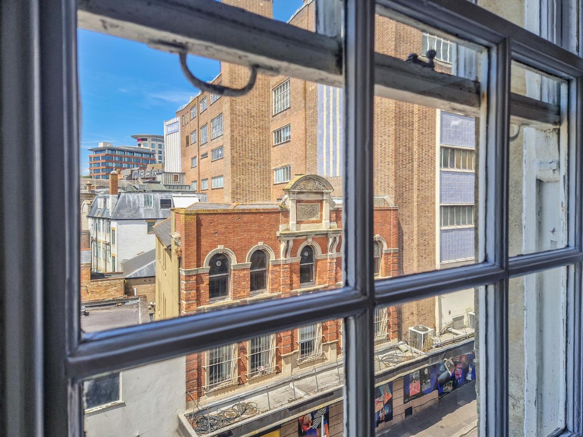 Town Centre 2 Bedroom Apartment, 5 Minutes Walk To The Beach, Sleeps Up To 6 Apartment *