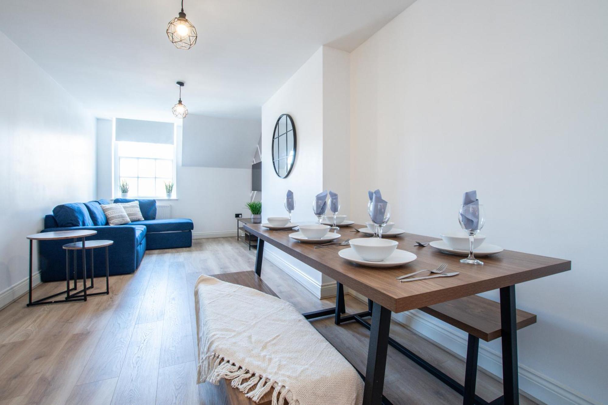 Apartment Town Centre 2 Bedroom Apartment, 5 Minutes Walk To The Beach, Sleeps Up To 6 *