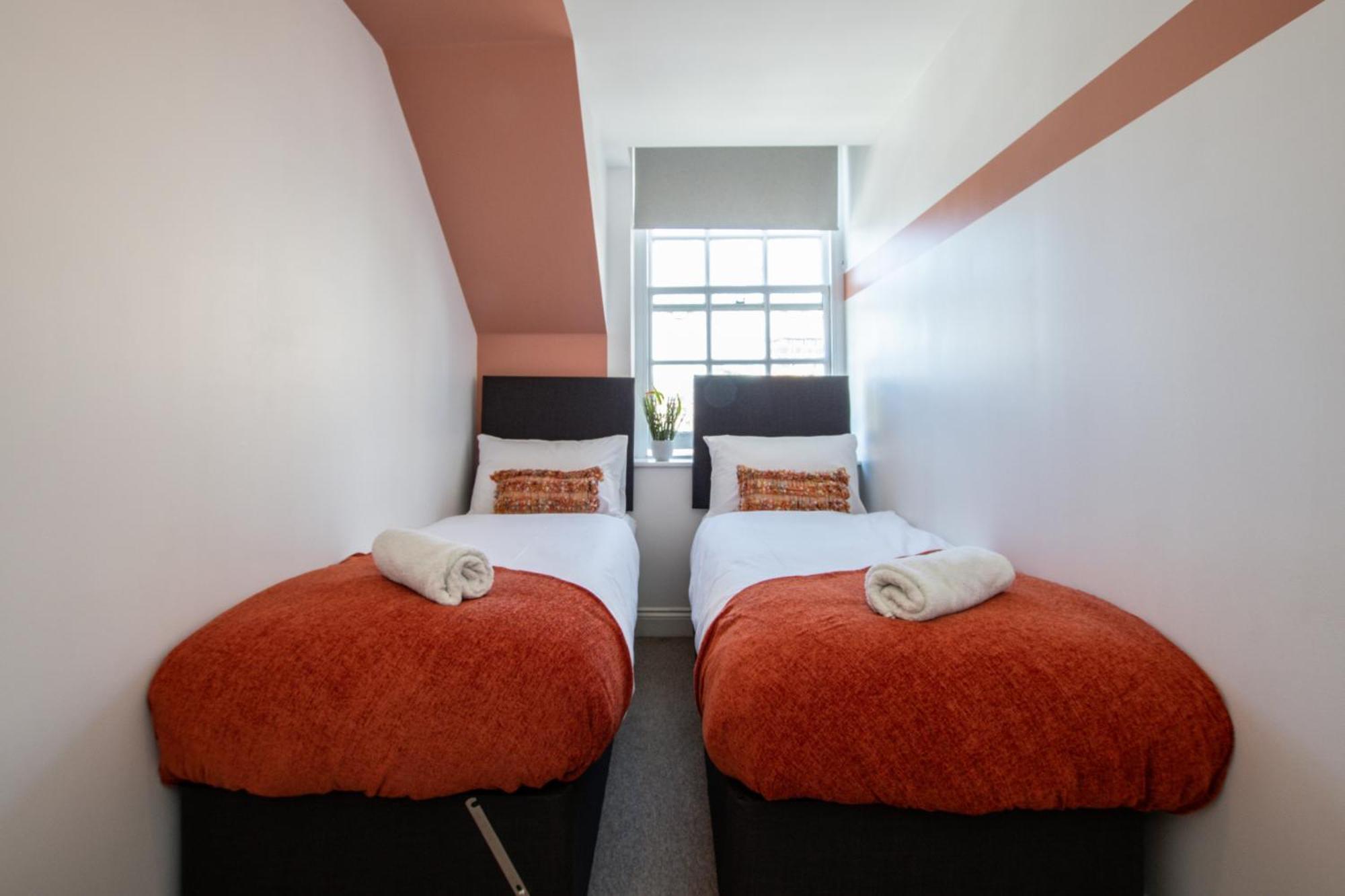 Town Centre 2 Bedroom Apartment, 5 Minutes Walk To The Beach, Sleeps Up To 6 Apartment