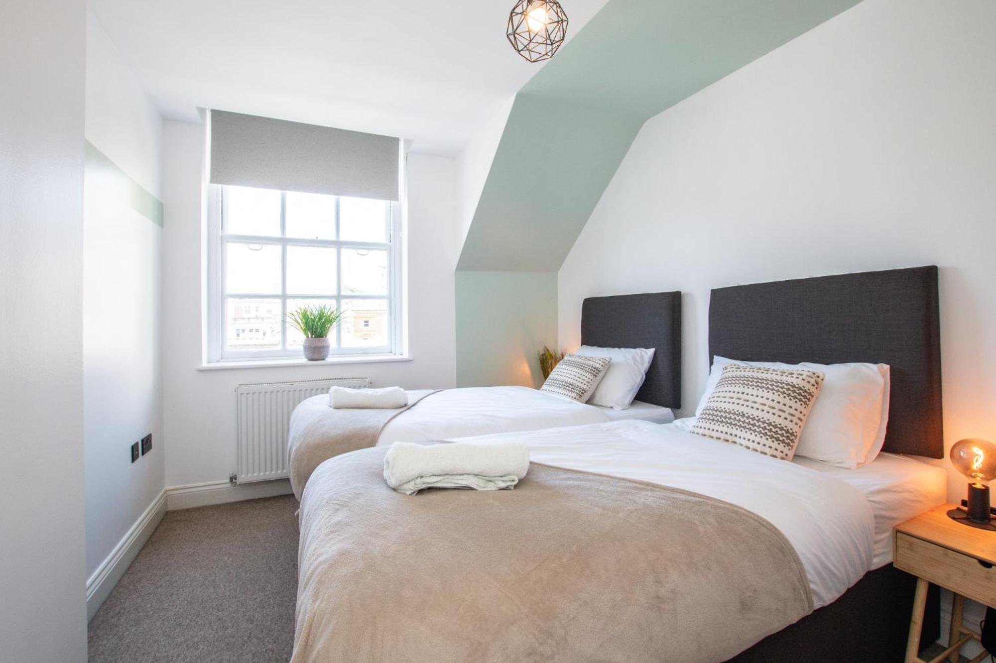 Apartment Town Centre 2 Bedroom Apartment, 5 Minutes Walk To The Beach, Sleeps Up To 6 *