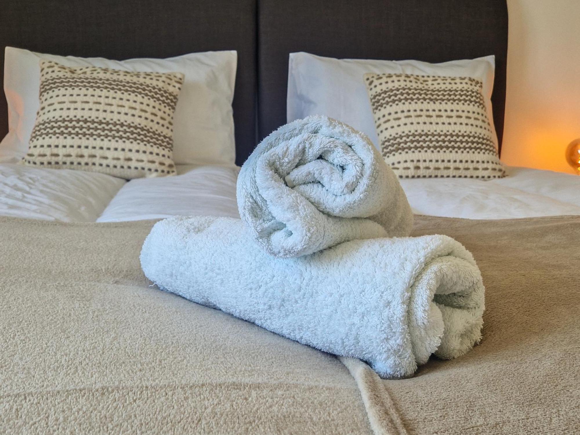Town Centre 2 Bedroom Apartment, 5 Minutes Walk To The Beach, Sleeps Up To 6 Apartment *