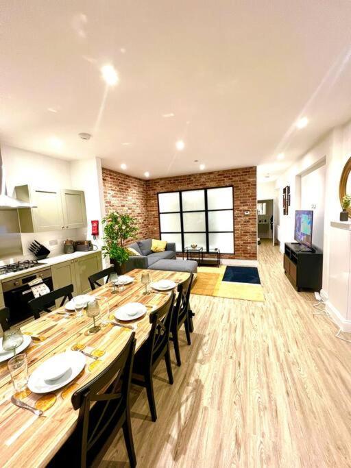 Brand New - Breeze Spacious 1-bedroom With Parking - Sleeps 4 Ppl- Internet Apartment