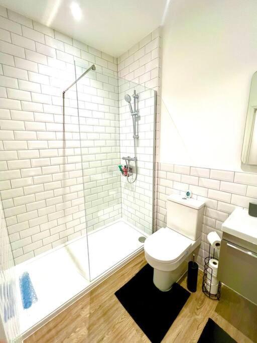 Brand New - Breeze Spacious 1-bedroom With Parking - Sleeps 4 Ppl- Internet Apartment Bournemouth