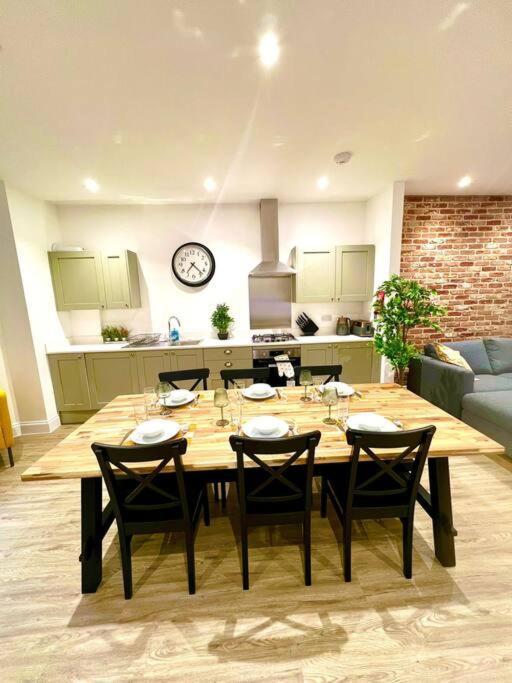Brand New - Breeze Spacious 1-bedroom With Parking - Sleeps 4 Ppl- Internet * Bournemouth