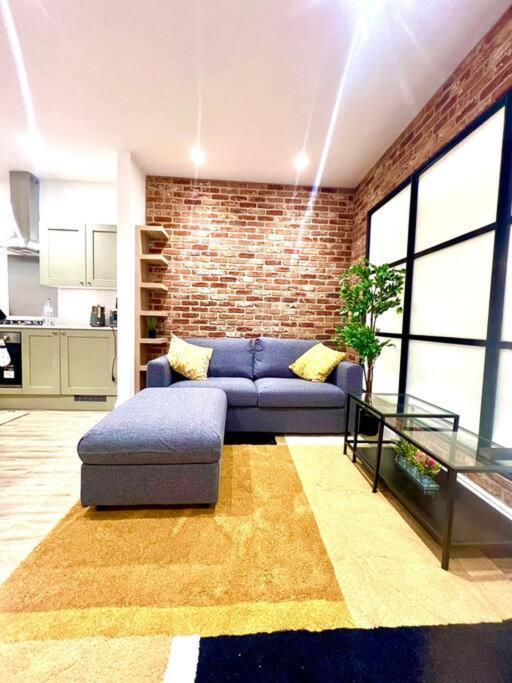 Brand New - Breeze Spacious 1-bedroom With Parking - Sleeps 4 Ppl- Internet Apartment