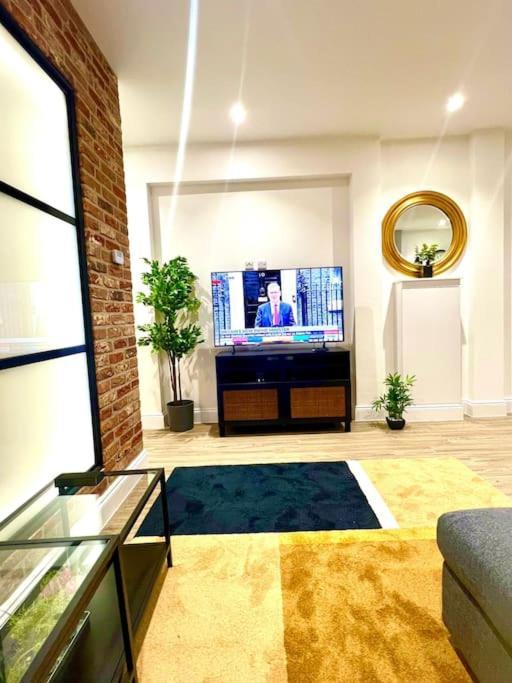 Brand New - Breeze Spacious 1-bedroom With Parking - Sleeps 4 Ppl- Internet *