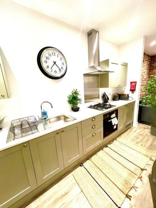 Brand New - Breeze Spacious 1-bedroom With Parking - Sleeps 4 Ppl- Internet