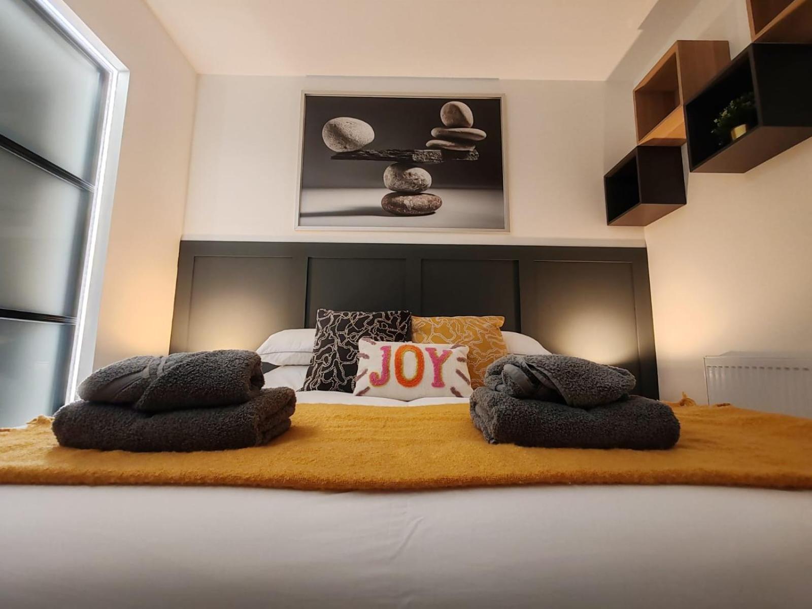 Brand New - Breeze Spacious 1-bedroom With Parking - Sleeps 4 Ppl- Internet *