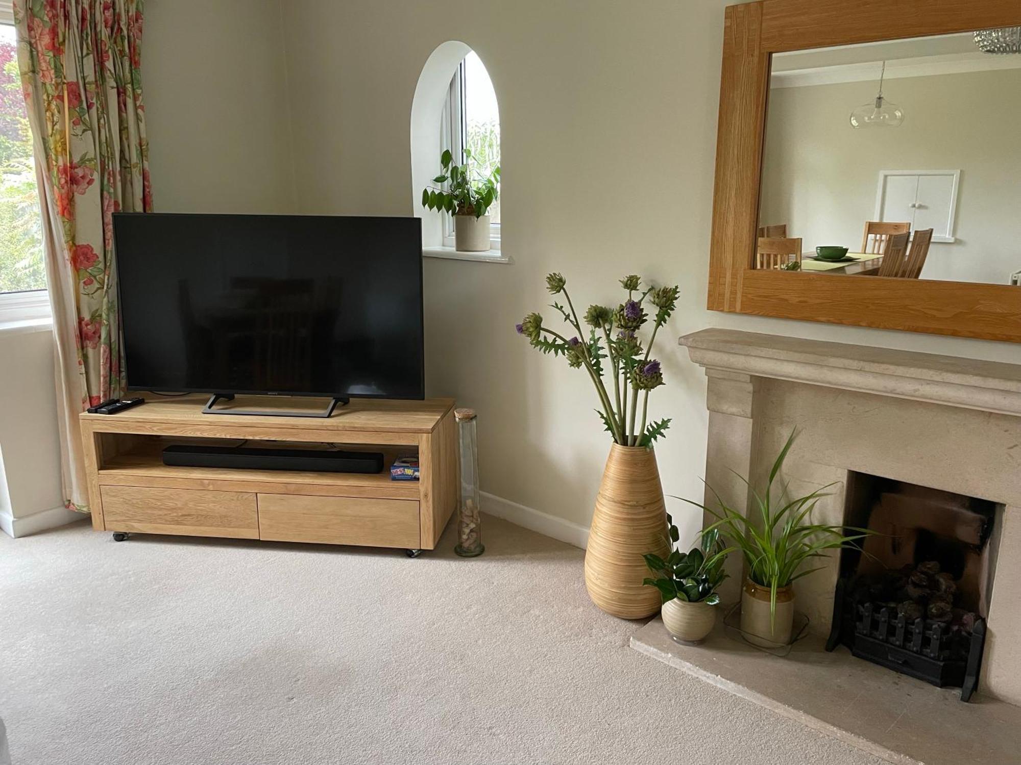 Charming House With Beautiful Spacious Gardens, 5 Min Drive To Beaches, Free Parking For 2-3 Cars Holiday home Bournemouth
