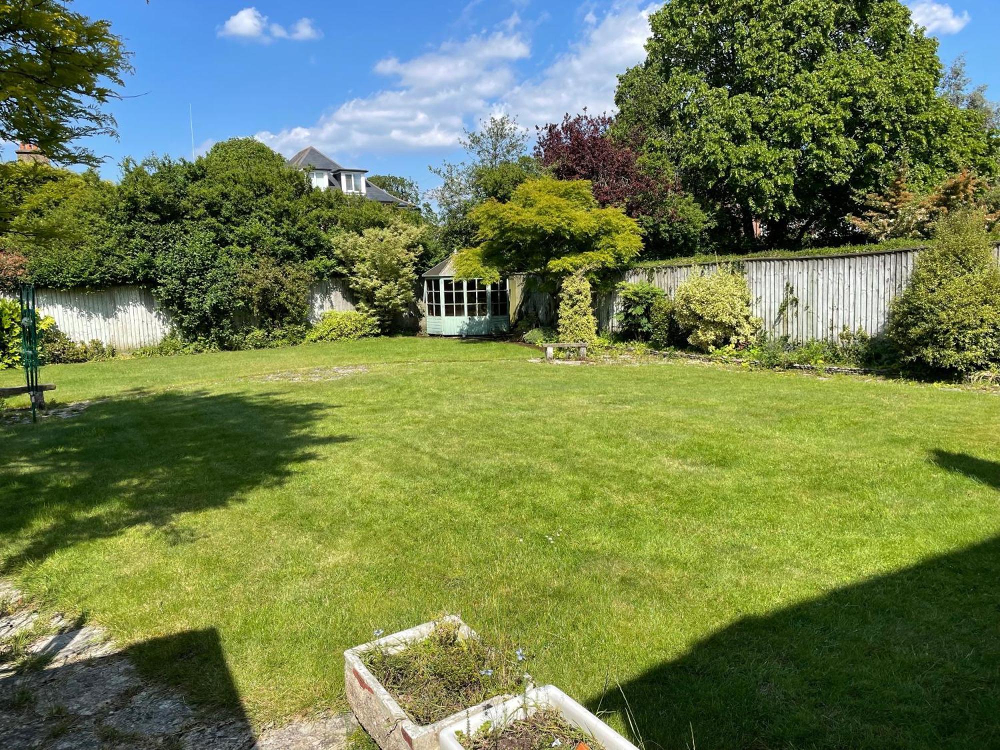 Charming House With Beautiful Spacious Gardens, 5 Min Drive To Beaches, Free Parking For 2-3 Cars Bournemouth