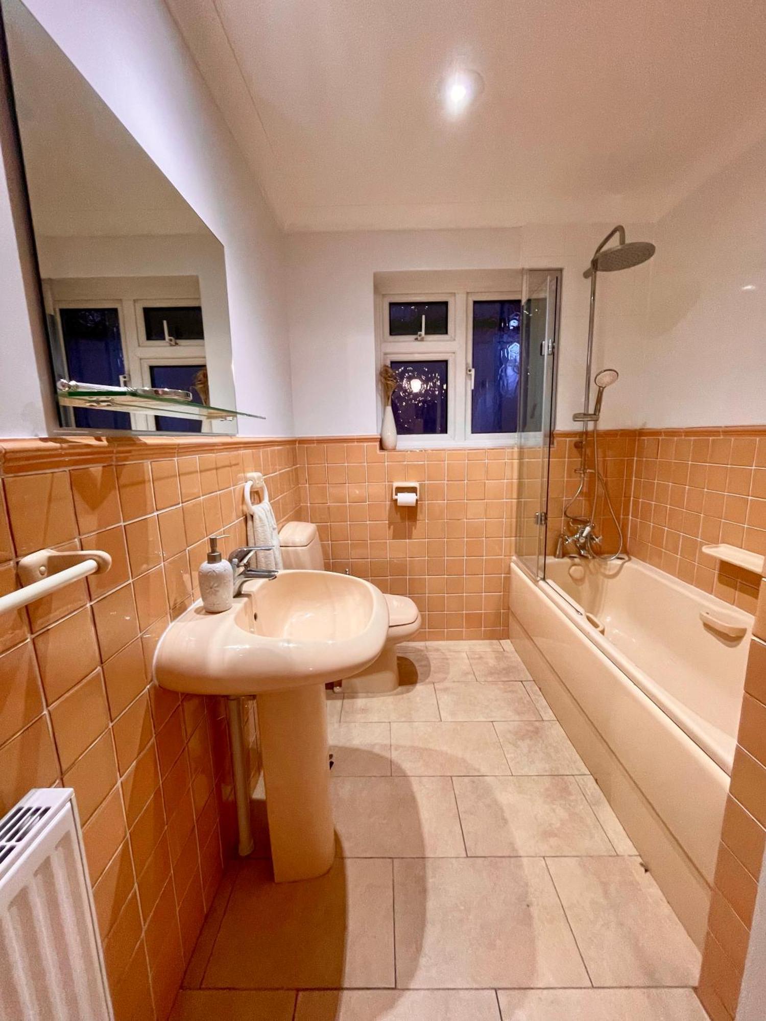 Holiday home Charming House With Beautiful Spacious Gardens, 5 Min Drive To Beaches, Free Parking For 2-3 Cars *