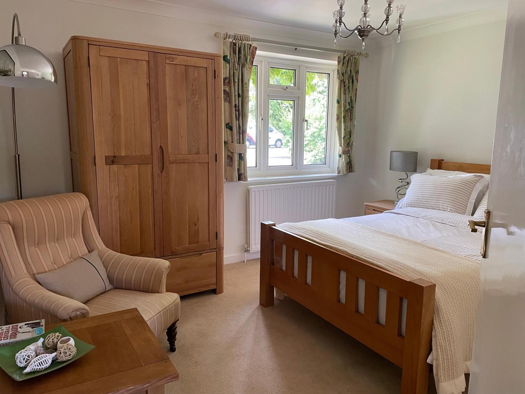 Charming House With Beautiful Spacious Gardens, 5 Min Drive To Beaches, Free Parking For 2-3 Cars *
