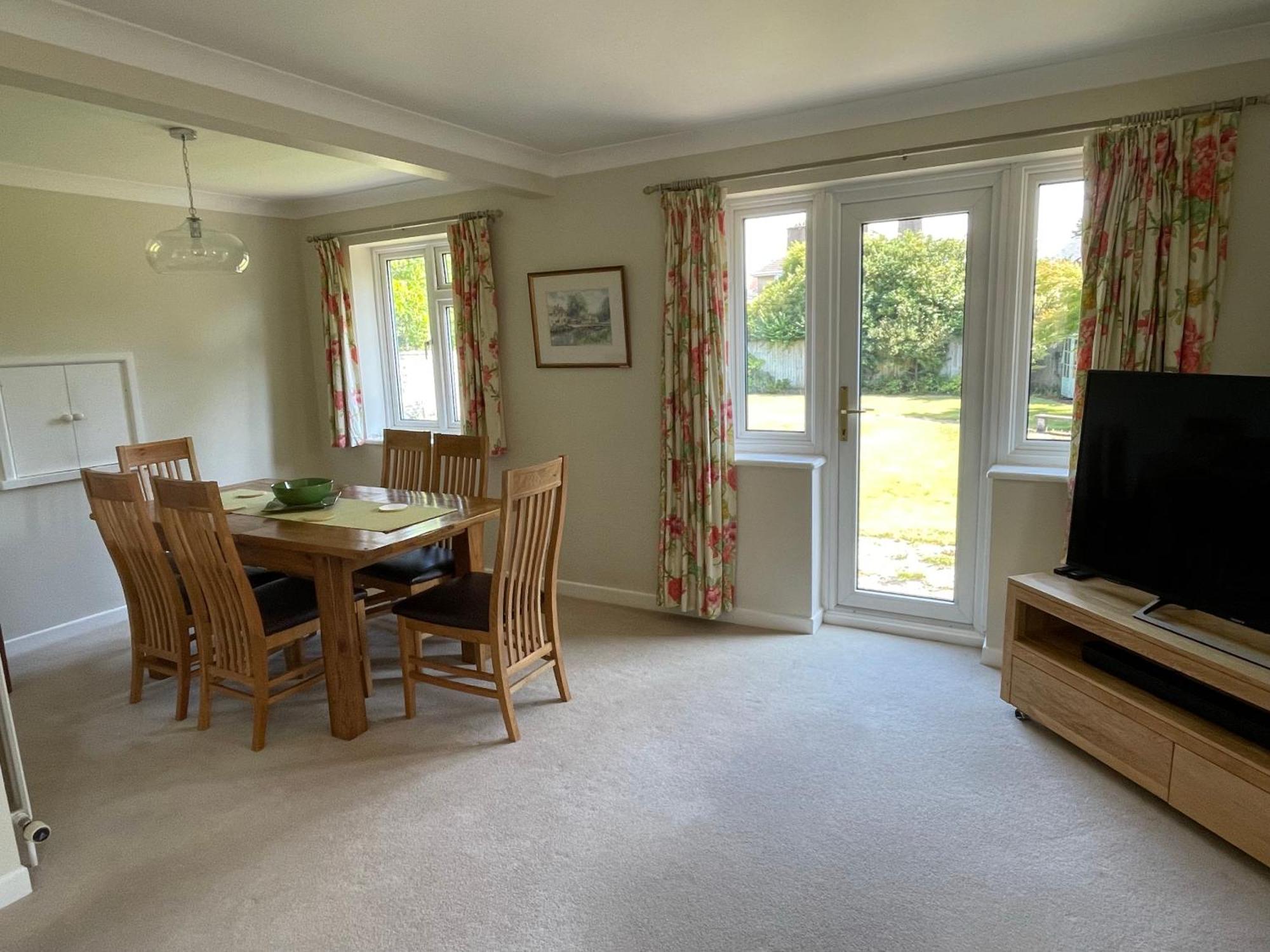 Charming House With Beautiful Spacious Gardens, 5 Min Drive To Beaches, Free Parking For 2-3 Cars Holiday home Bournemouth
