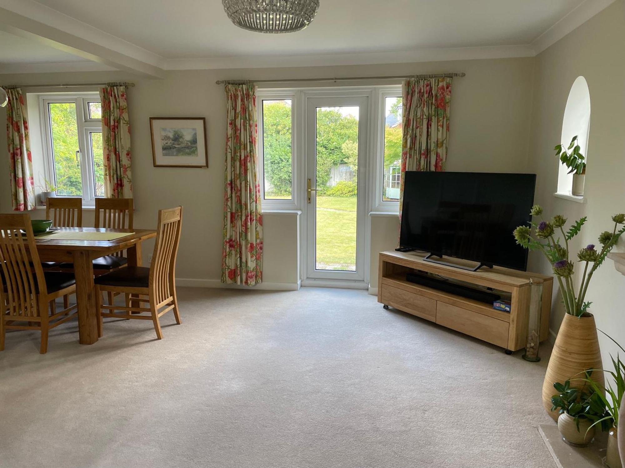 Charming House With Beautiful Spacious Gardens, 5 Min Drive To Beaches, Free Parking For 2-3 Cars Holiday home Bournemouth
