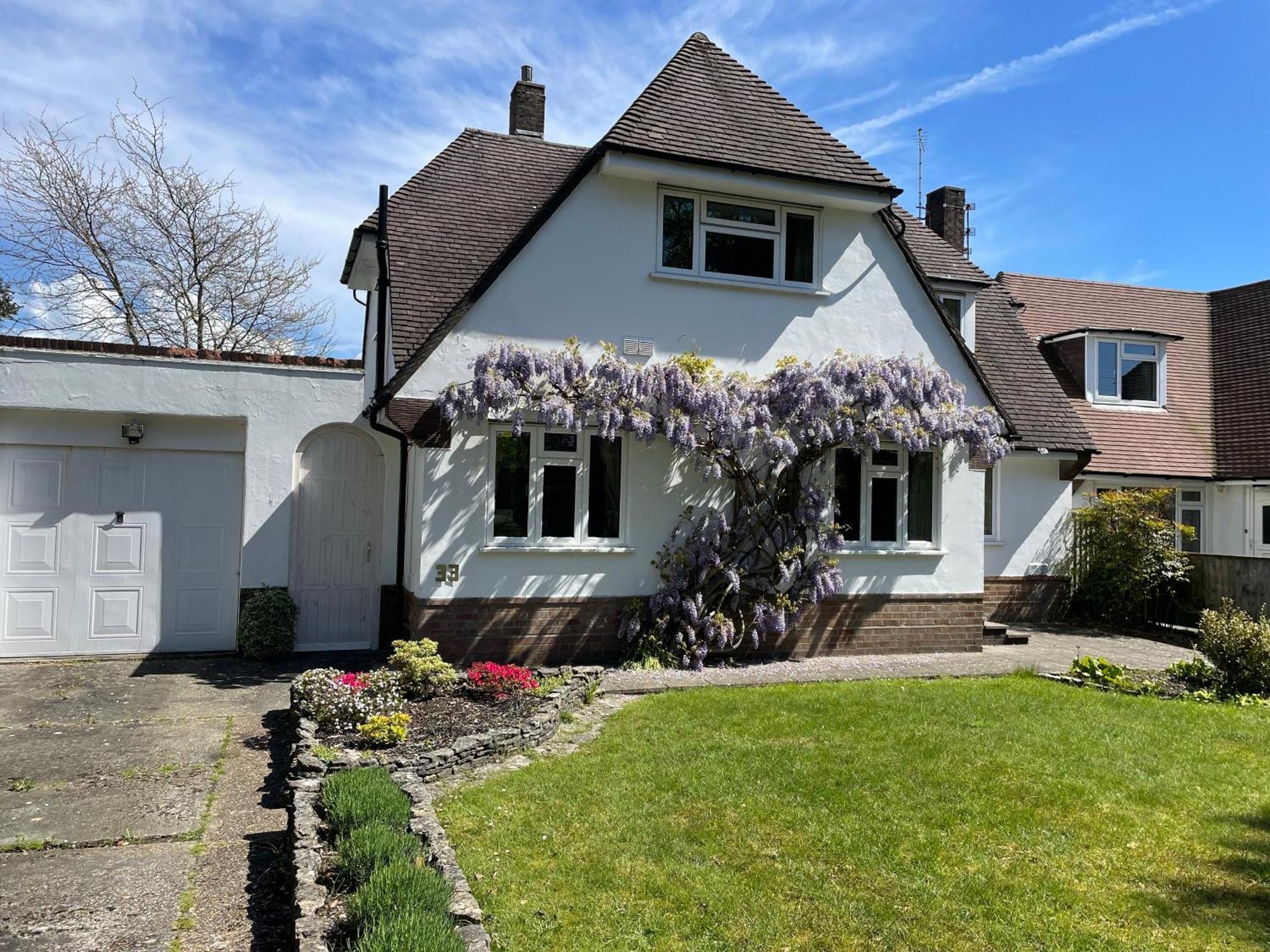 Charming House With Beautiful Spacious Gardens, 5 Min Drive To Beaches, Free Parking For 2-3 Cars Bournemouth