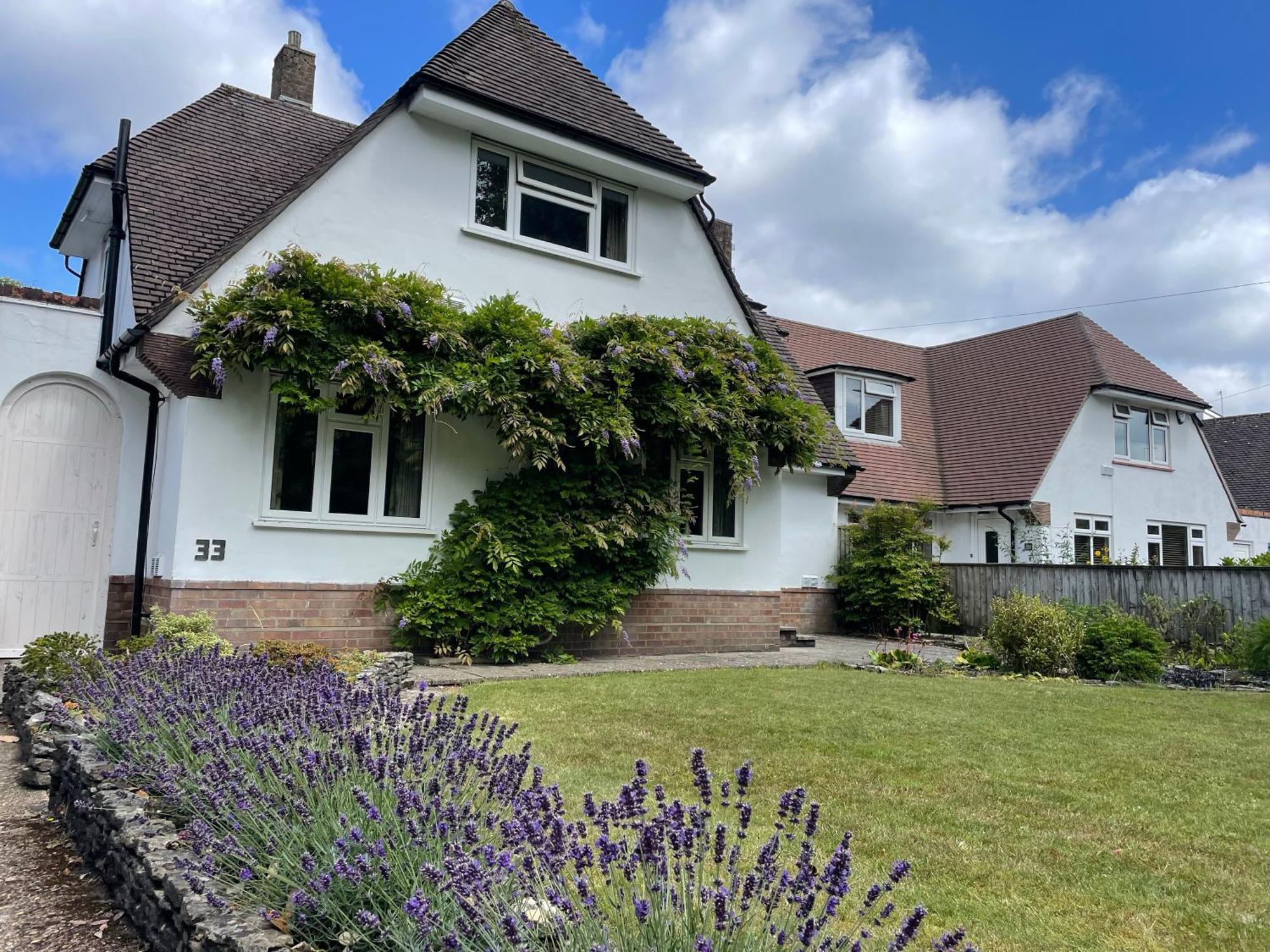 Charming House With Beautiful Spacious Gardens, 5 Min Drive To Beaches, Free Parking For 2-3 Cars