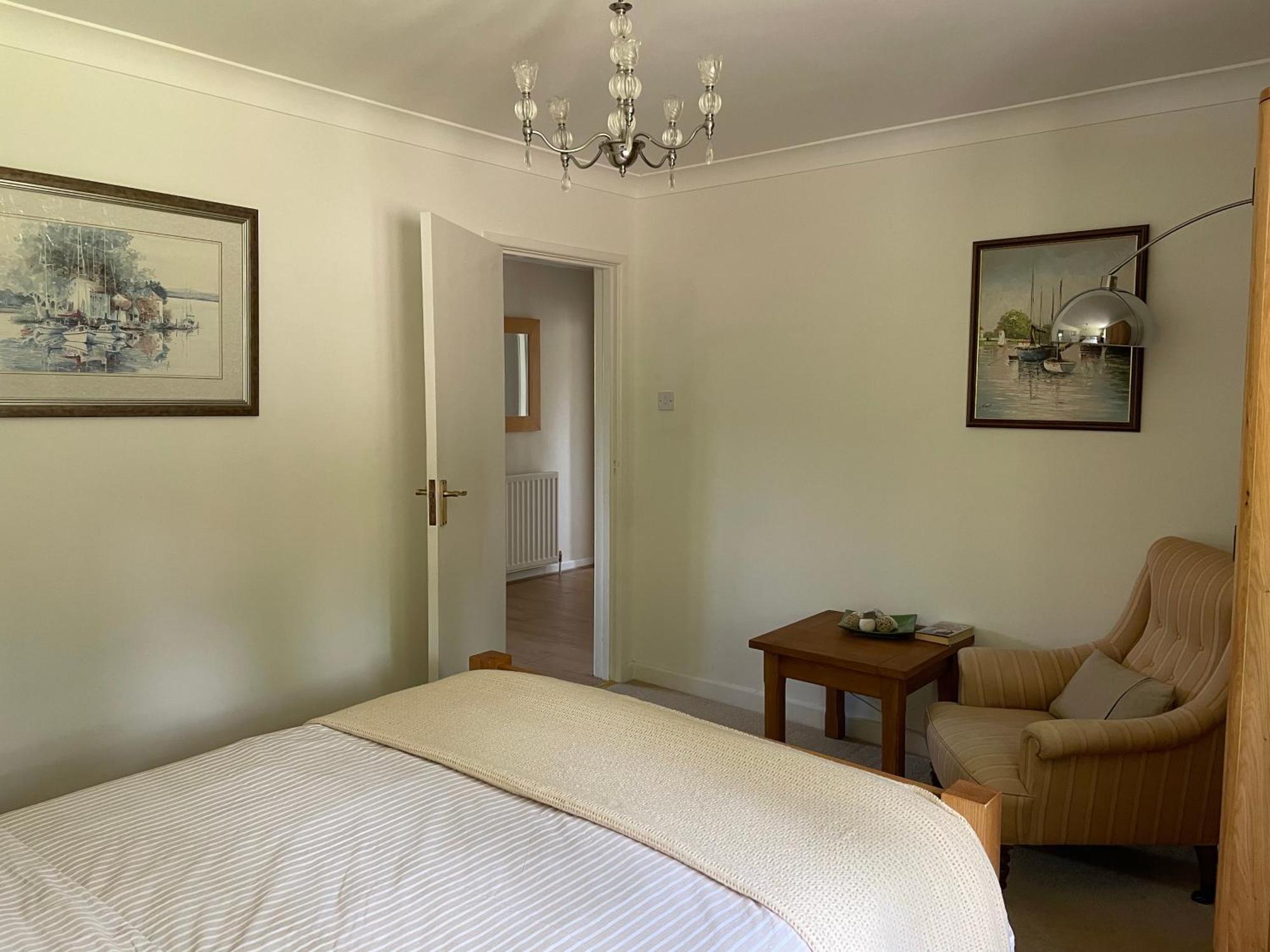Charming House With Beautiful Spacious Gardens, 5 Min Drive To Beaches, Free Parking For 2-3 Cars Bournemouth