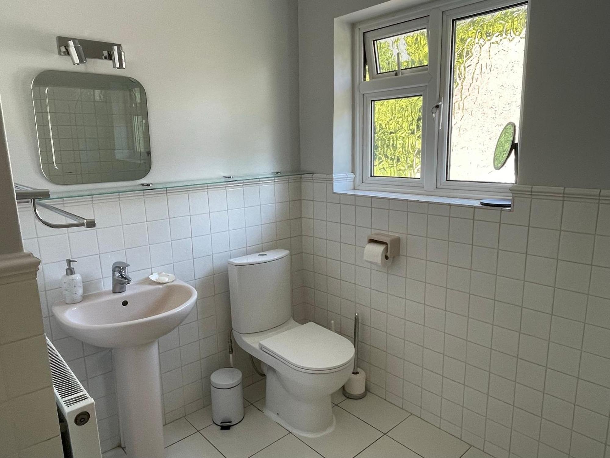 Charming House With Beautiful Spacious Gardens, 5 Min Drive To Beaches, Free Parking For 2-3 Cars * Bournemouth