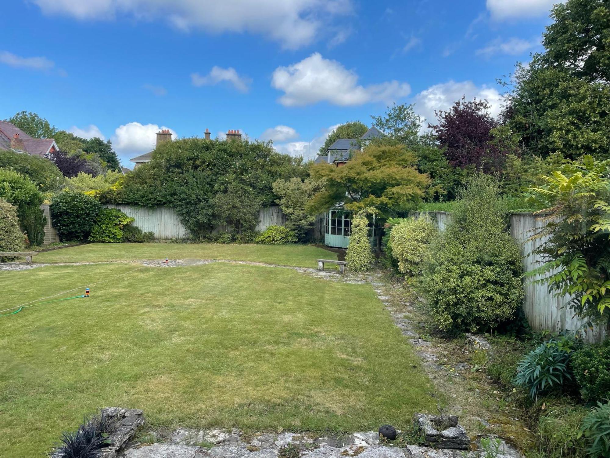 Charming House With Beautiful Spacious Gardens, 5 Min Drive To Beaches, Free Parking For 2-3 Cars Holiday home