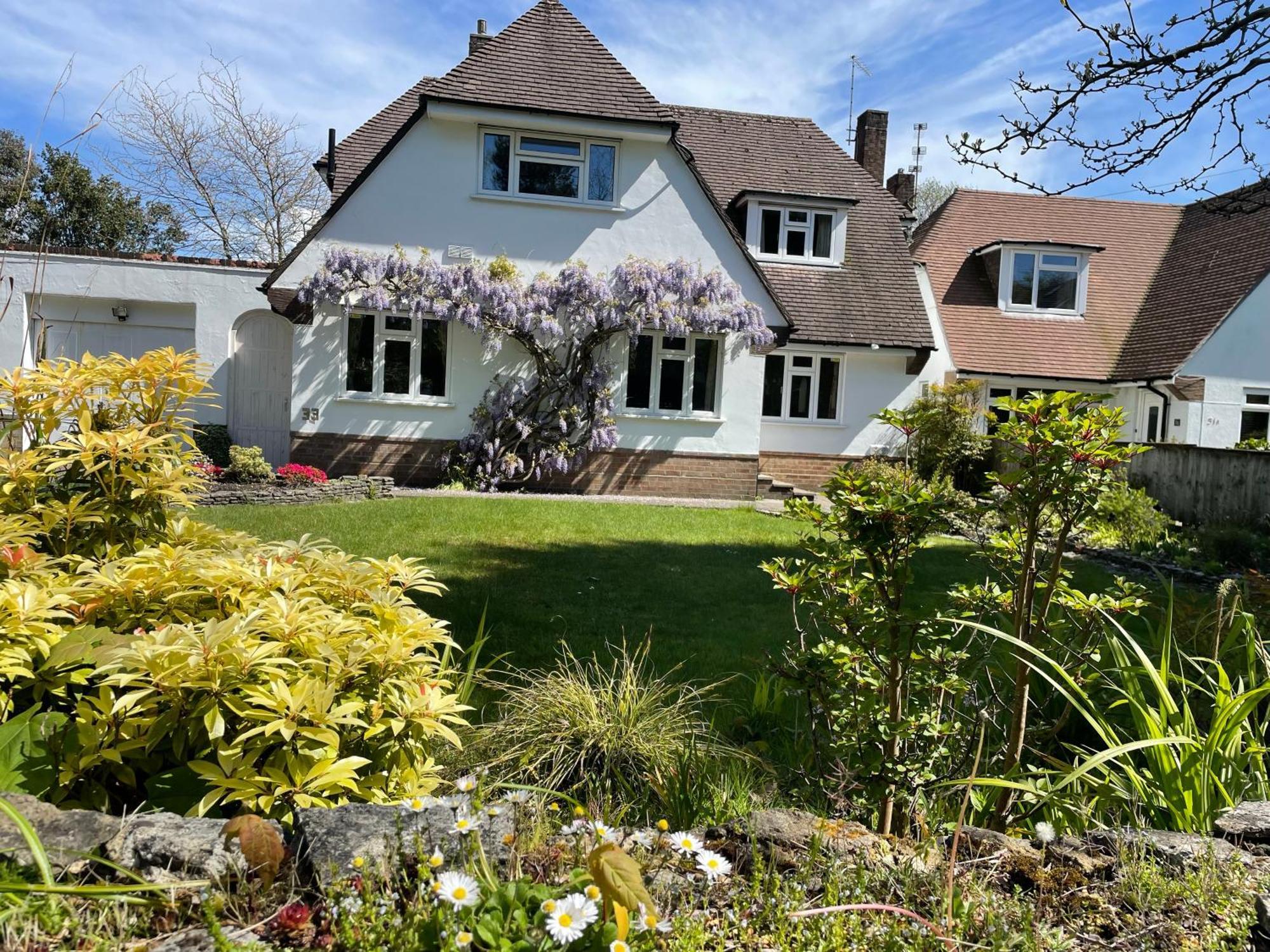 Charming House With Beautiful Spacious Gardens, 5 Min Drive To Beaches, Free Parking For 2-3 Cars * Bournemouth