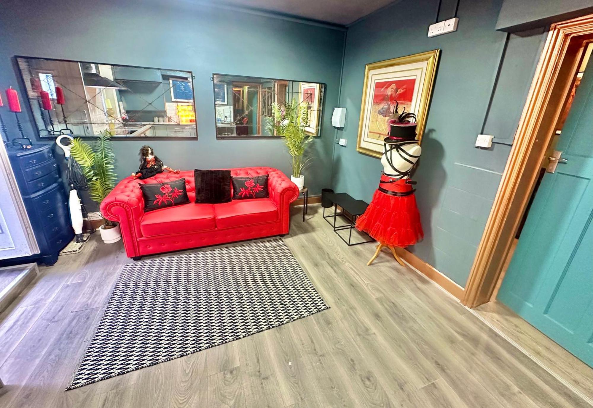 The Den Of Desire - Adults Only Experience - Walk To Beach And Town Centre - Apartment *