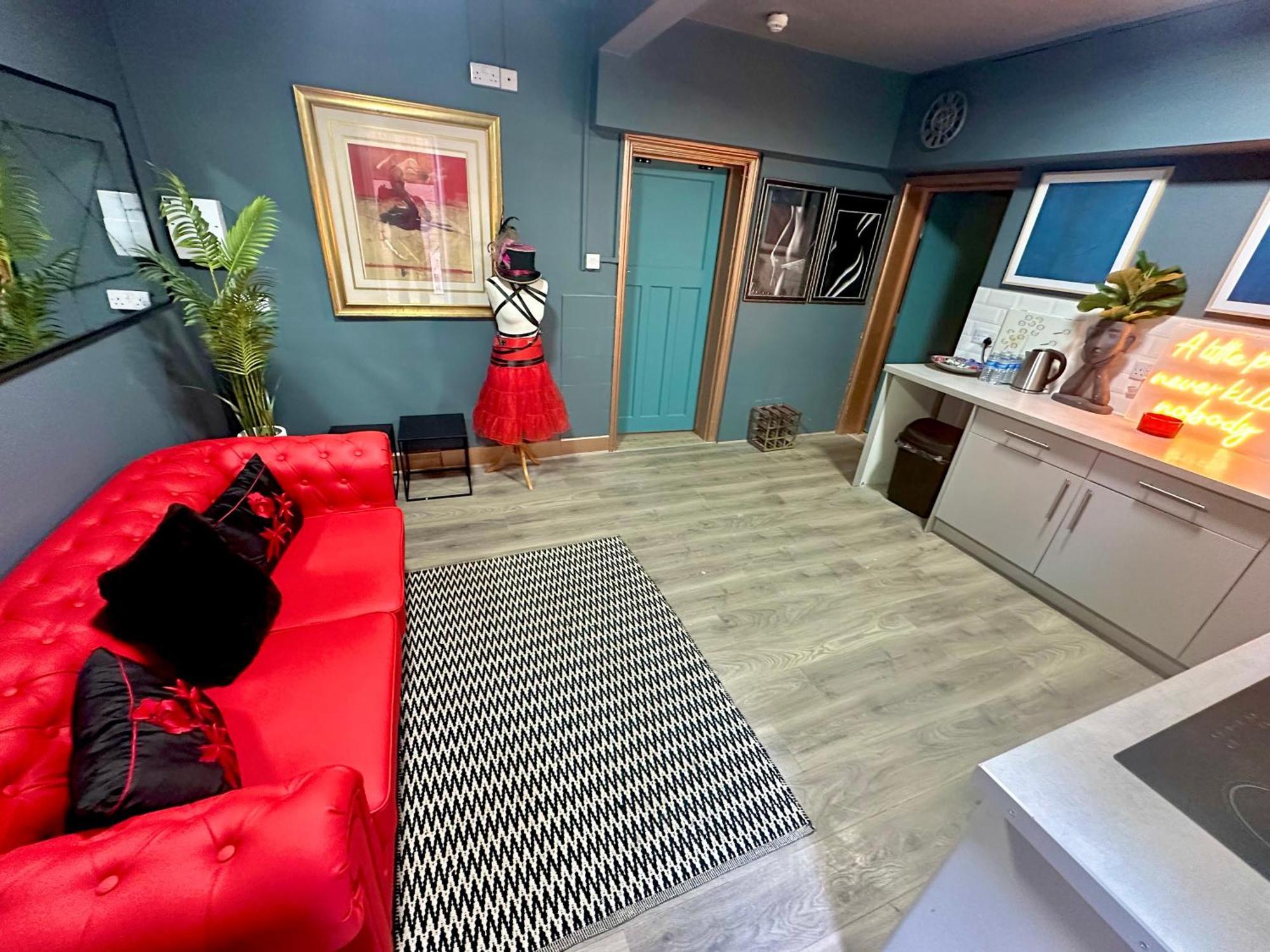 The Den Of Desire - Adults Only Experience - Walk To Beach And Town Centre - * Bournemouth