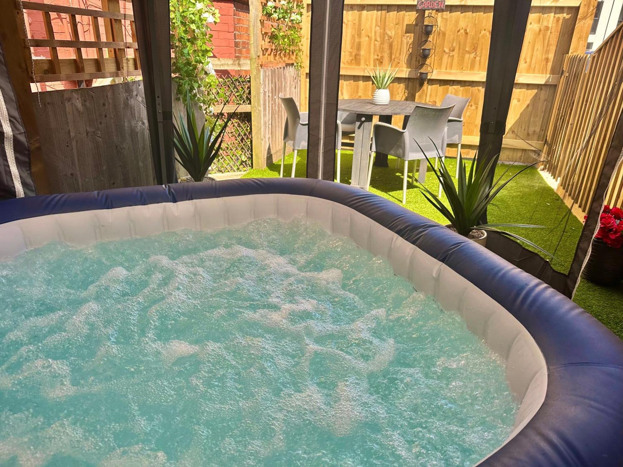 Apartment The Den Of Desire - Adults Only Experience - Walk To Beach And Town Centre - *