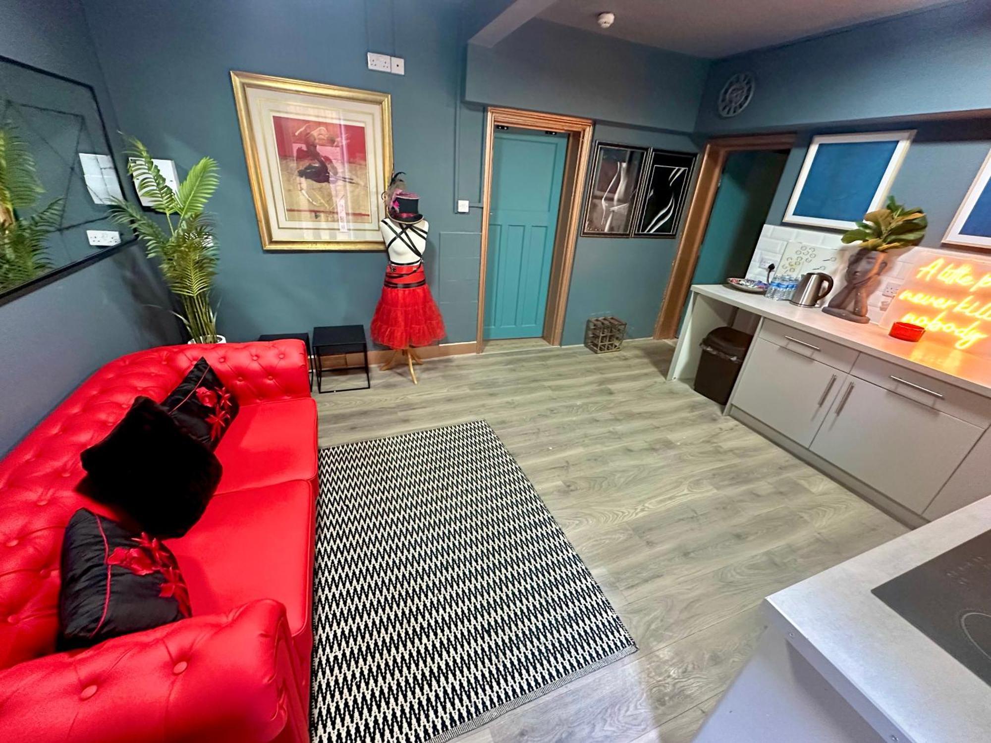 The Den Of Desire - Adults Only Experience - Walk To Beach And Town Centre -