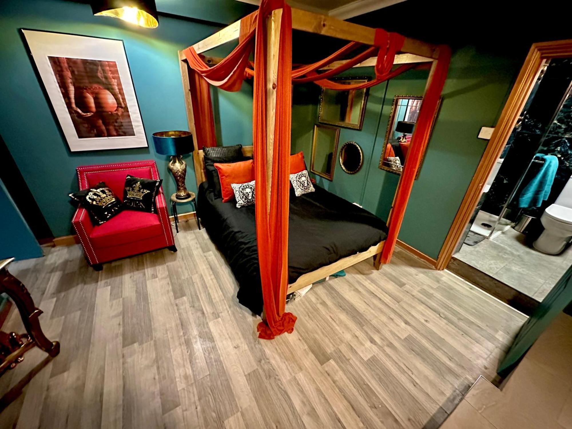 The Den Of Desire - Adults Only Experience - Walk To Beach And Town Centre - * Bournemouth