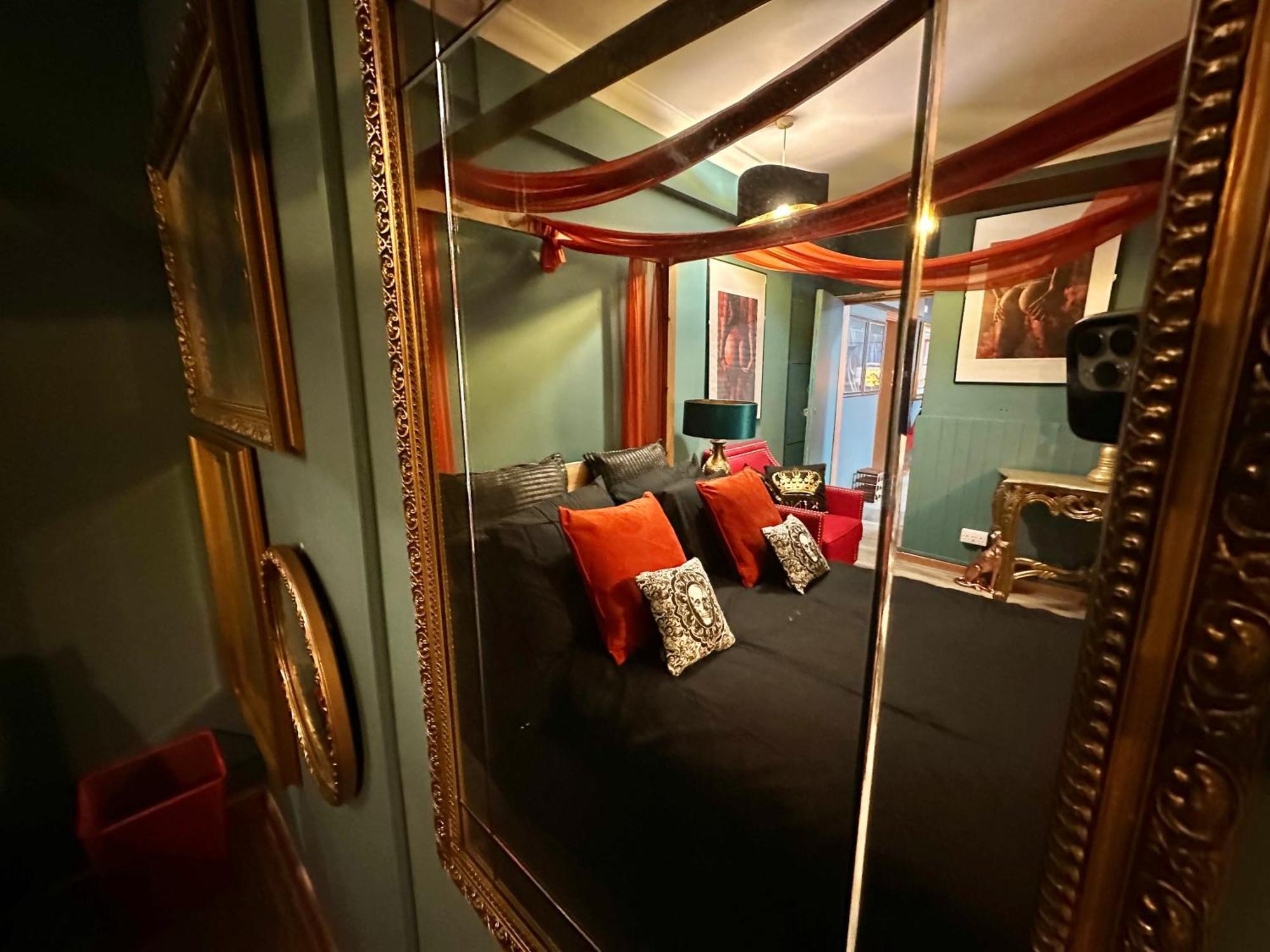 The Den Of Desire - Adults Only Experience - Walk To Beach And Town Centre -