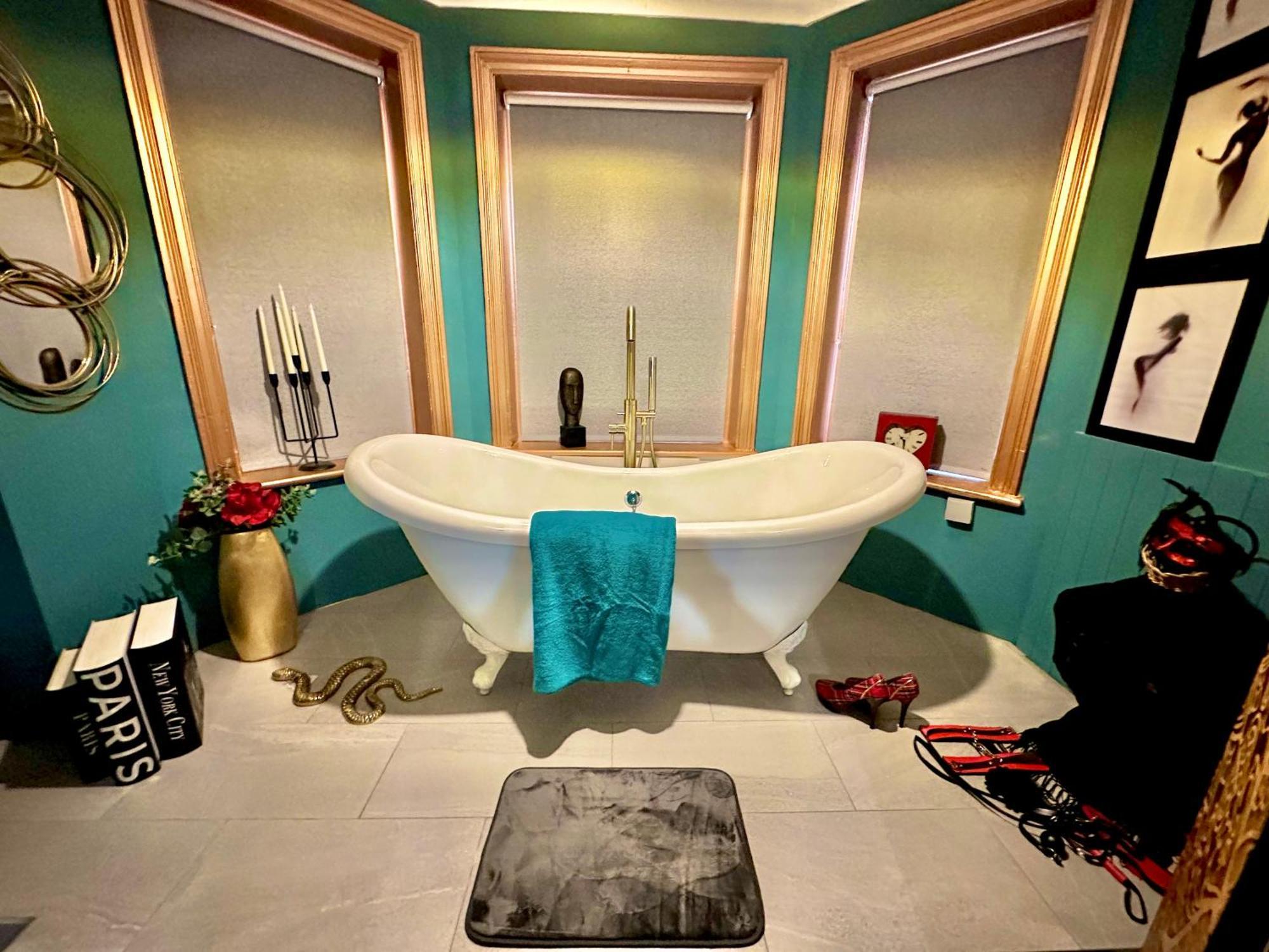 The Den Of Desire - Adults Only Experience - Walk To Beach And Town Centre -