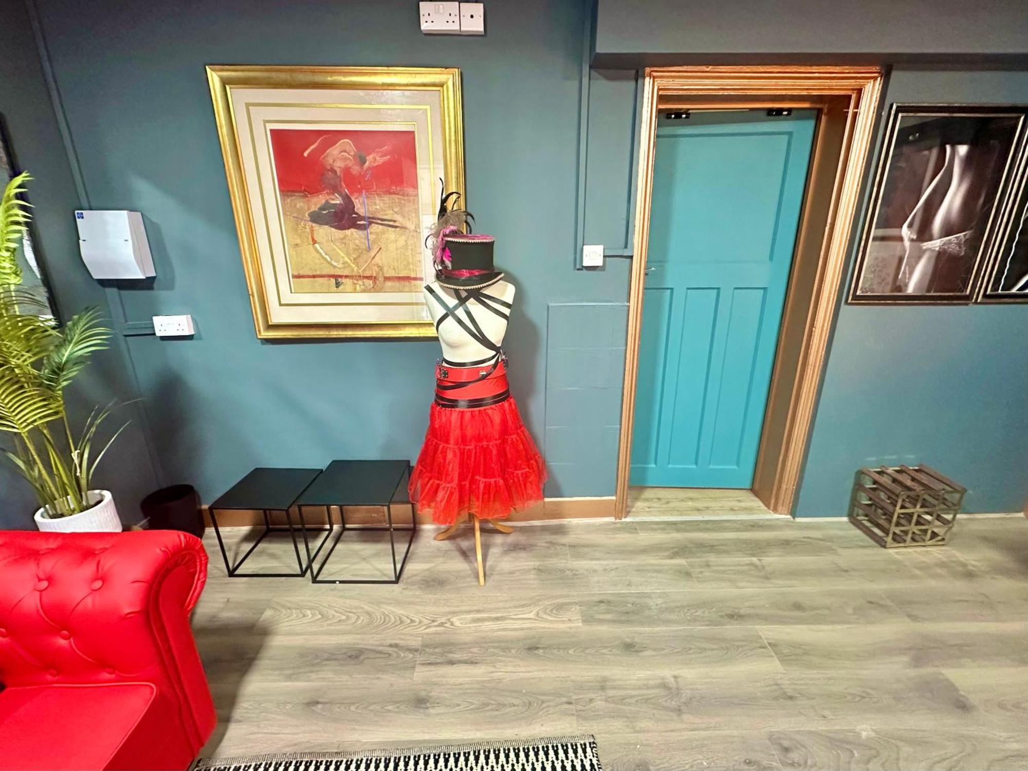The Den Of Desire - Adults Only Experience - Walk To Beach And Town Centre - Apartment *