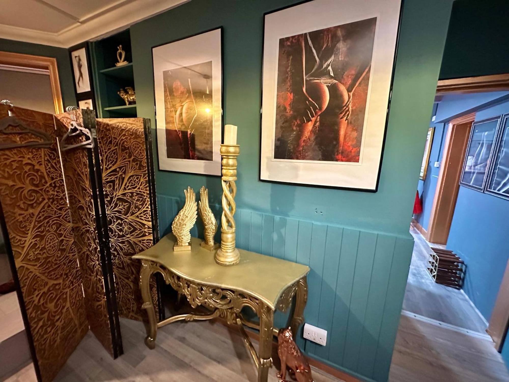 The Den Of Desire - Adults Only Experience - Walk To Beach And Town Centre - Apartment
